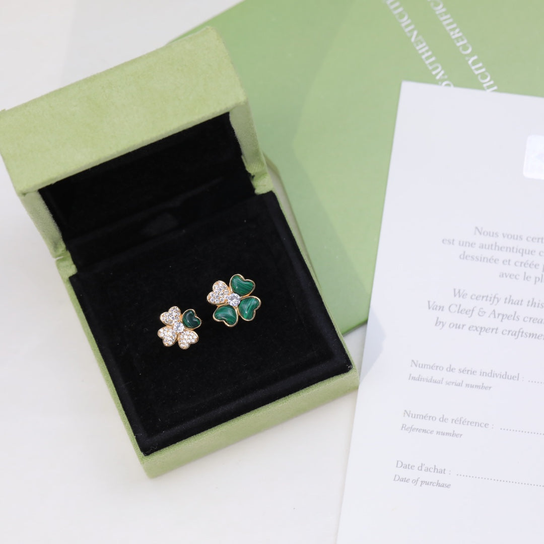 18K Cosmos Between the Finger Diamond Ring